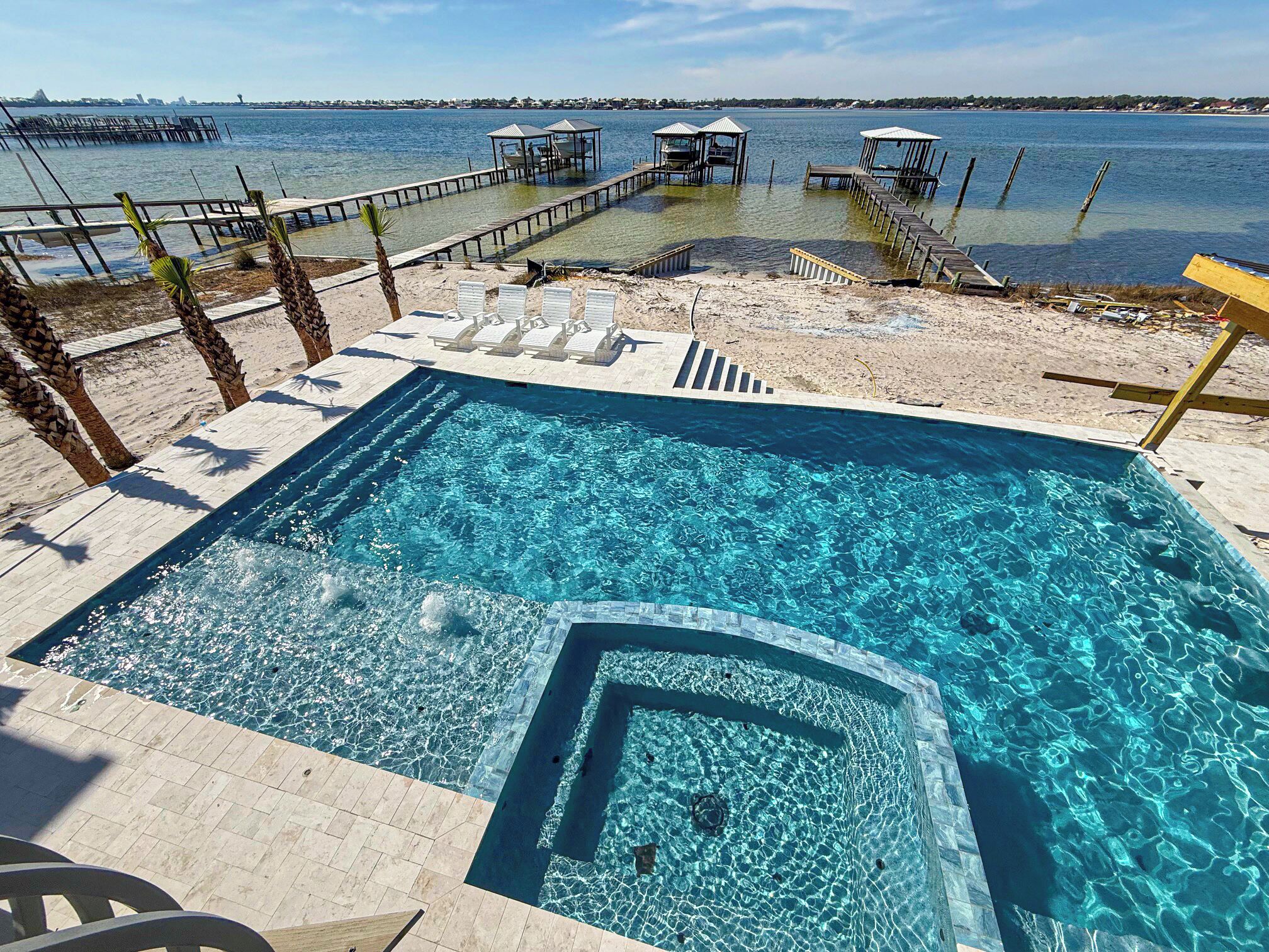 Utendørsbasseng og et oppvarmet basseng