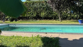 Een buitenzwembad, een verwarmd zwembad