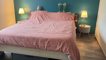 4 makuuhuonetta, työpöytä, silitysrauta/-lauta, vauvan matkasänky