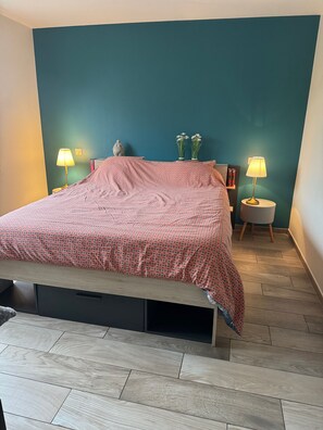 4 bedrooms, desk, iron/ironing board, travel crib