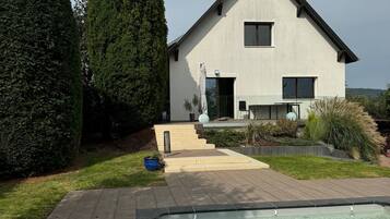 Een buitenzwembad, een verwarmd zwembad