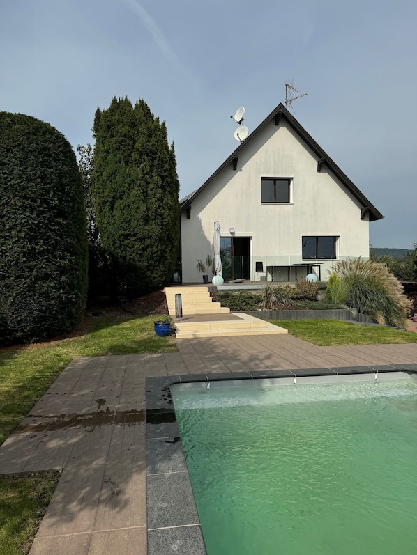 Outdoor pool, a heated pool - 2-storey house, residential area (Bœrsch)
