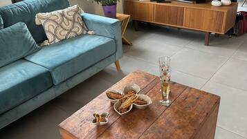 Smart-tv, pejs, bøger, stereoanlæg