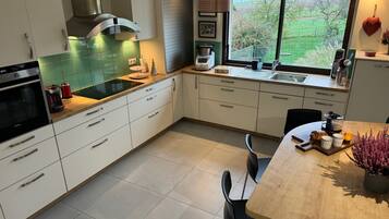 Een koelkast, een magnetron, een oven, een kookplaat