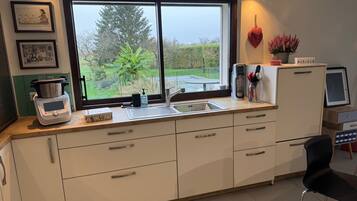 Een koelkast, een magnetron, een oven, een kookplaat