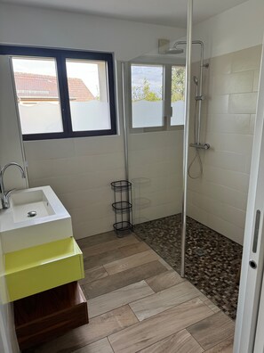 Shower, hair dryer, towels, soap - 2-storey house, residential area (Bœrsch)