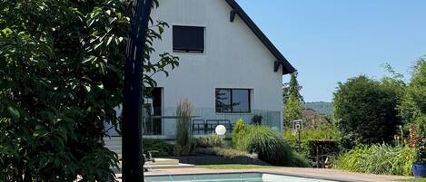 Alberca al aire libre y alberca climatizada