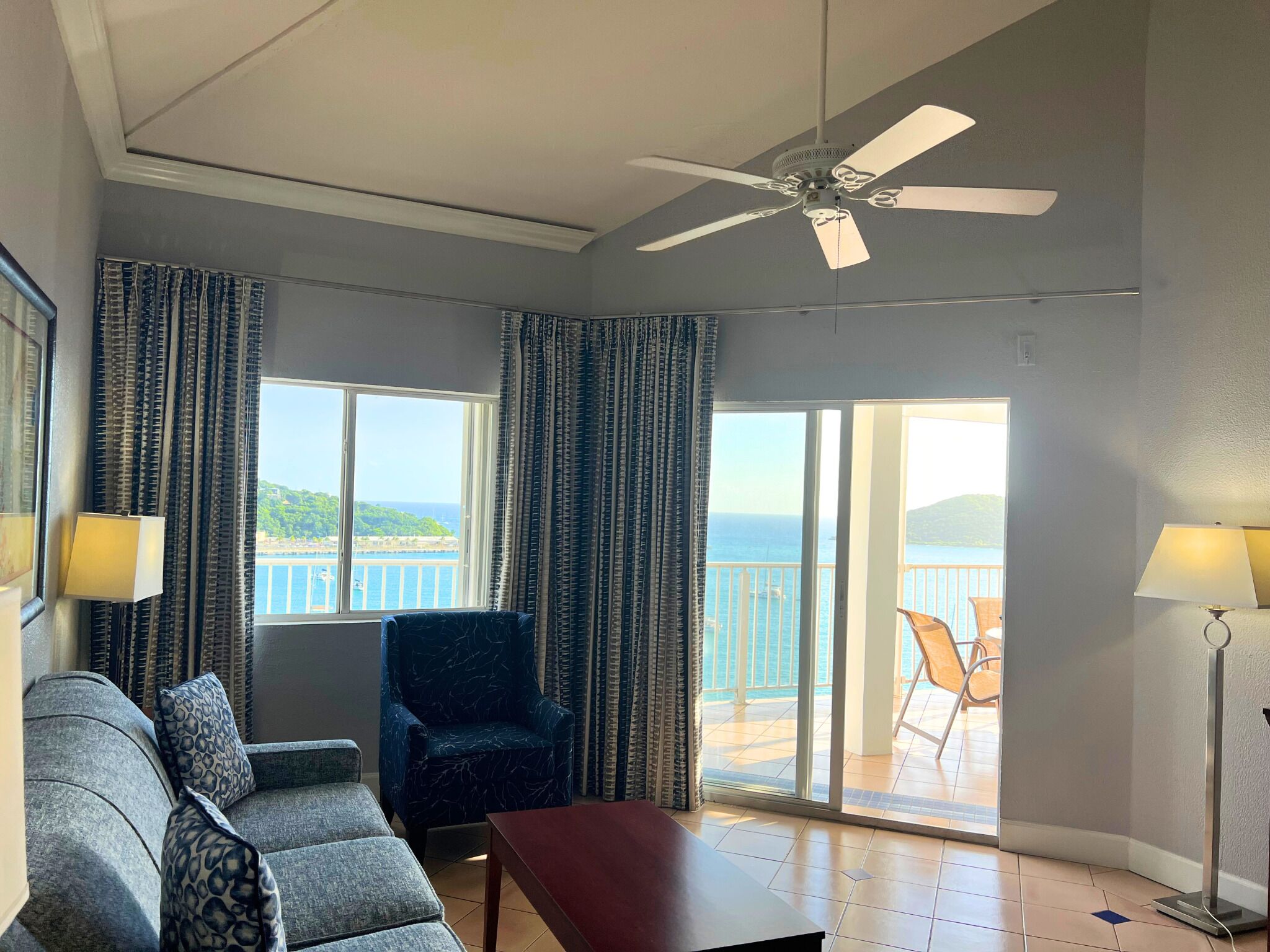 Quarto premier | Área de estar | TV de tela plana