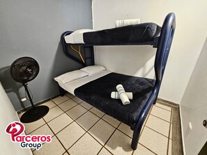 Tabla de planchar con plancha, internet y ropa de cama