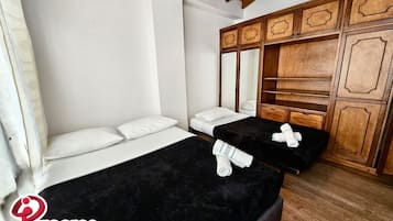 4 habitaciones, tabla de planchar con plancha, internet y ropa de cama