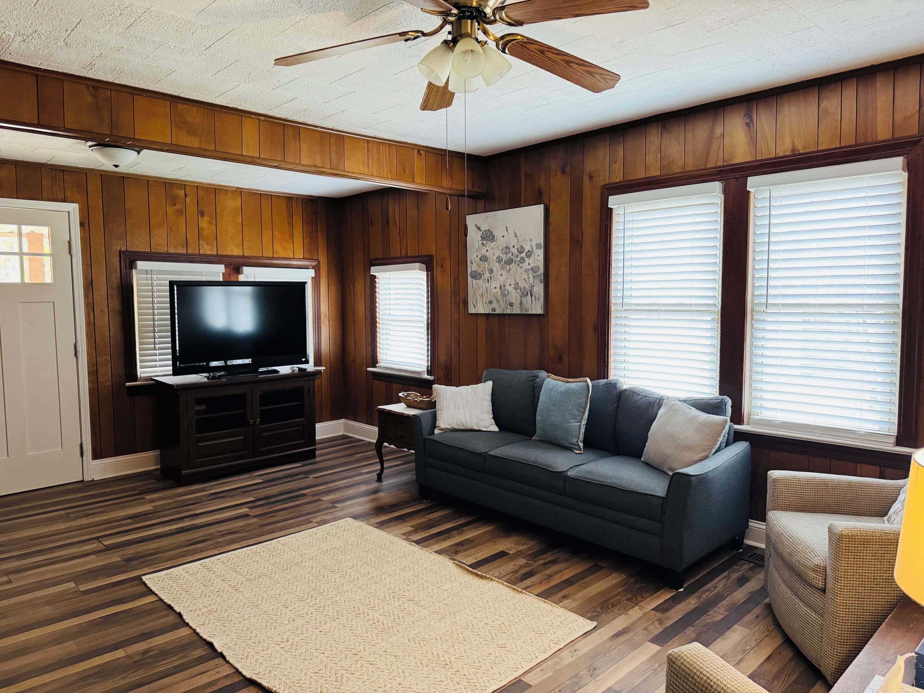 Enjoy Your Stay At The Cozy Vintage Rose Farmhouse Located In Taylorsville, Nc. - Lake Hickory, NC