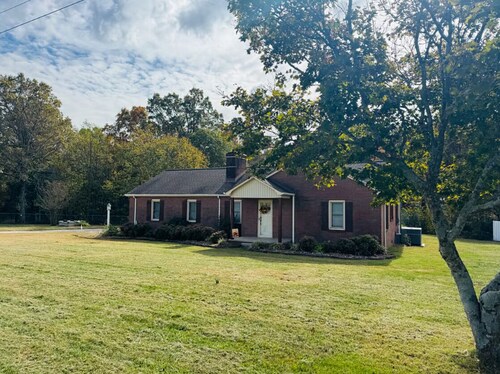 Enjoy your stay at the cozy Vintage Rose Farmhouse located in Taylorsville, NC.