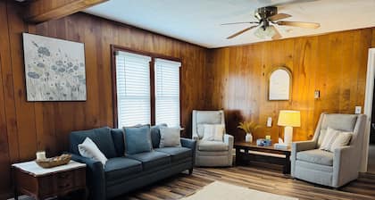 Enjoy your stay at the cozy Vintage Rose Farmhouse located in Taylorsville, NC.