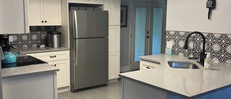 Four Ă micro-ondes, un four, surface de cuisson, lave-vaisselle