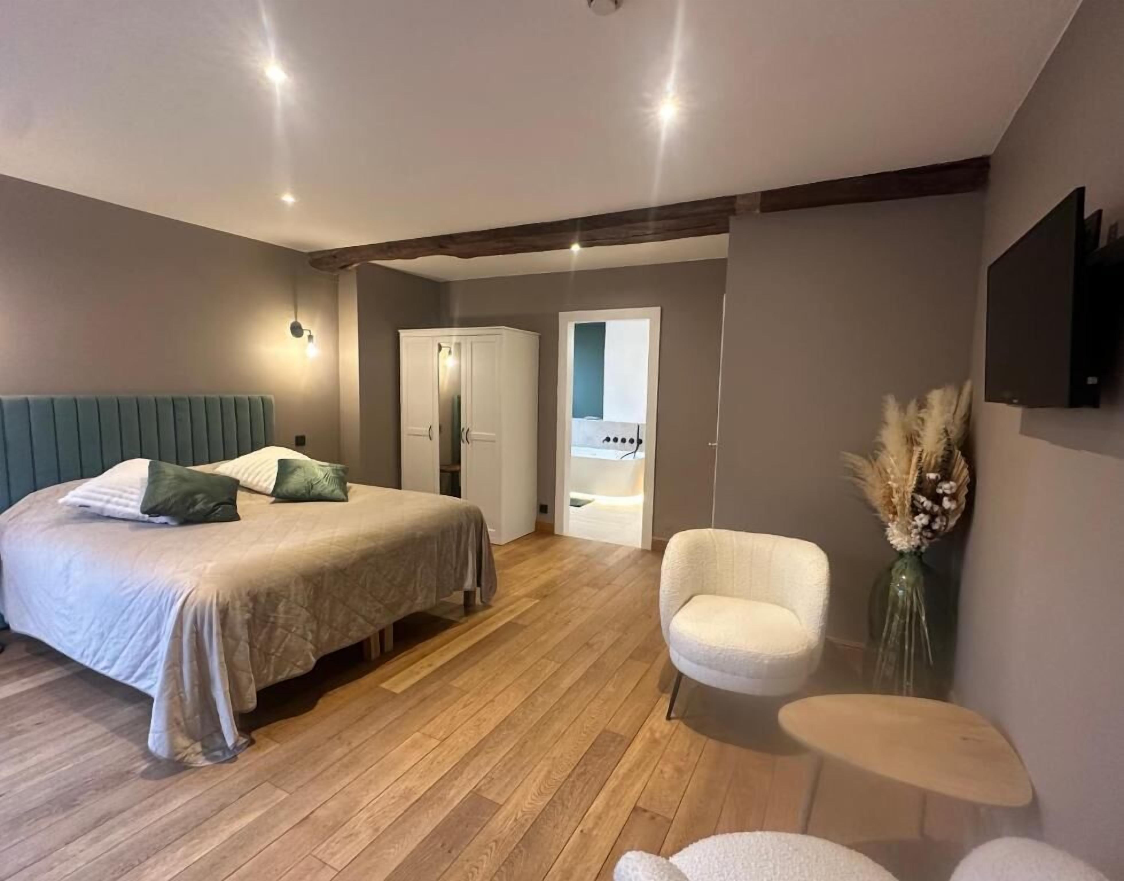 Junior Double Room | Free WiFi