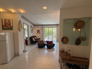 Un soggiorno moderno con cucina, zona pranzo e un balcone con vista.