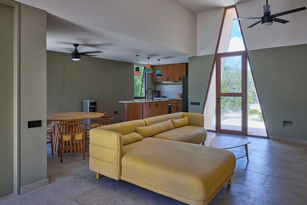 Smart TV, books, stereo