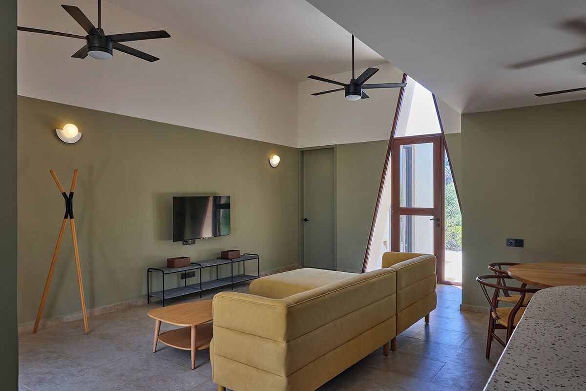 Smart TV, books, stereo