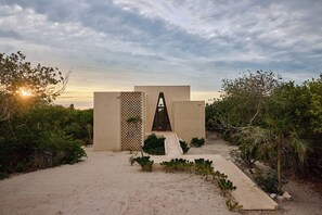 المنشأة من الخارج