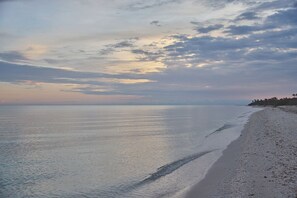 Vlak bij het strand, ligstoelen, strandlakens