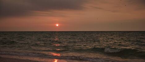 Vlak bij het strand, ligstoelen, strandlakens