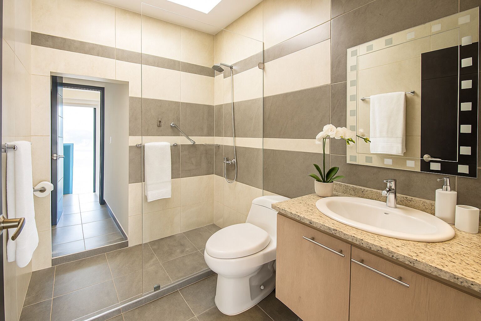 Een haardroger, handdoeken, zeep, toiletpapier