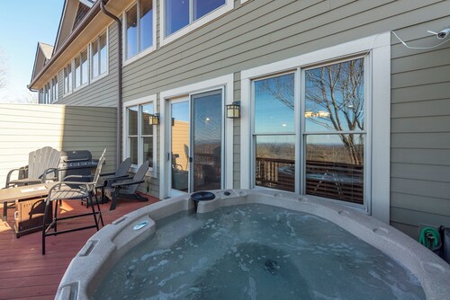 Wolf's Den~Views~Hot Tub~Home Theater~Next to Hatley Ski~Near Asheville!