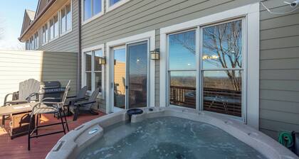 Wolf's Den~Views~Hot Tub~Home Theater~Next to Hatley Ski~Near Asheville!