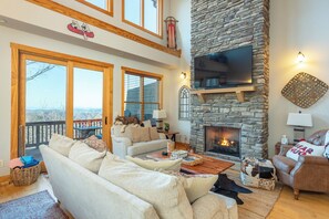 Televisión y chimenea 