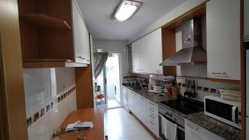 Een magnetron, een oven, een kookplaat, een vaatwasser