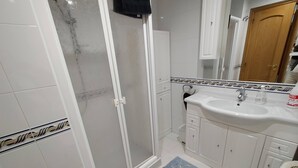 シャワー、ビデ、タオル、トイレットペーパー