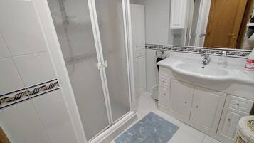 Shower, bidet, towels, toilet paper