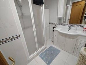 Shower, bidet, towels, toilet paper - Apartment in Sada (Sada)