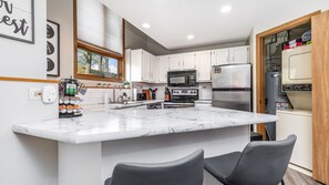 Refrigerador, microondas, horno y parrilla de estufa 