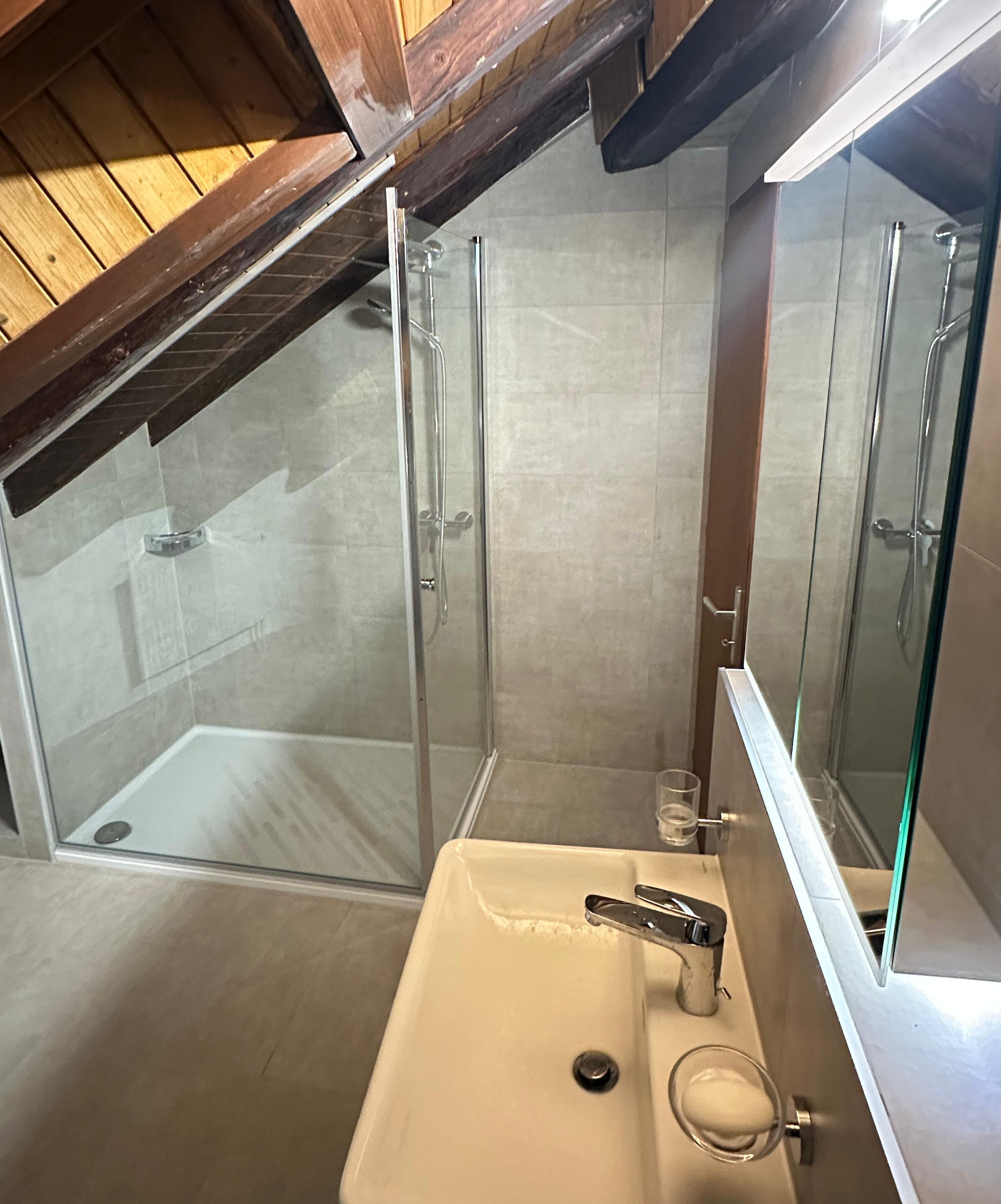 Douche, sèche-cheveux, serviettes fournies, savon