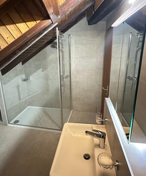 Dusj, hårføner, håndklær og såpe