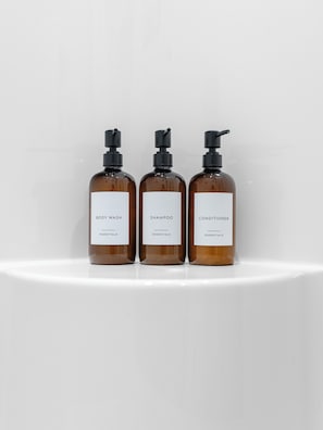 Dusche, Haartrockner, Handtücher, Seife