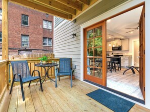 Outdoor dining - Downtown Suite: Private Fenced Oasis (Asheville)