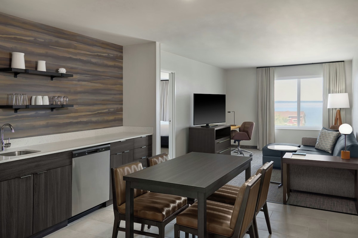 Suite, 1 habitación | Área de sala de estar | Smart TV de 55 pulgadas con canales vía satélite y Netflix
