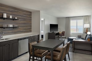 A modern hotel room with a kitchen, dining area, and a living space. - Residence Inn By Marriott Traverse City (Traverse City)
