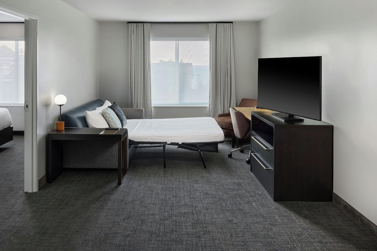 Suite, 2 habitaciones | Escritorio, espacio para trabajar con laptop y cortinas blackout