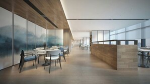 Un intérieur moderne avec un grand espace à manger, des éléments décoratifs en bois et de grandes fenêtres.