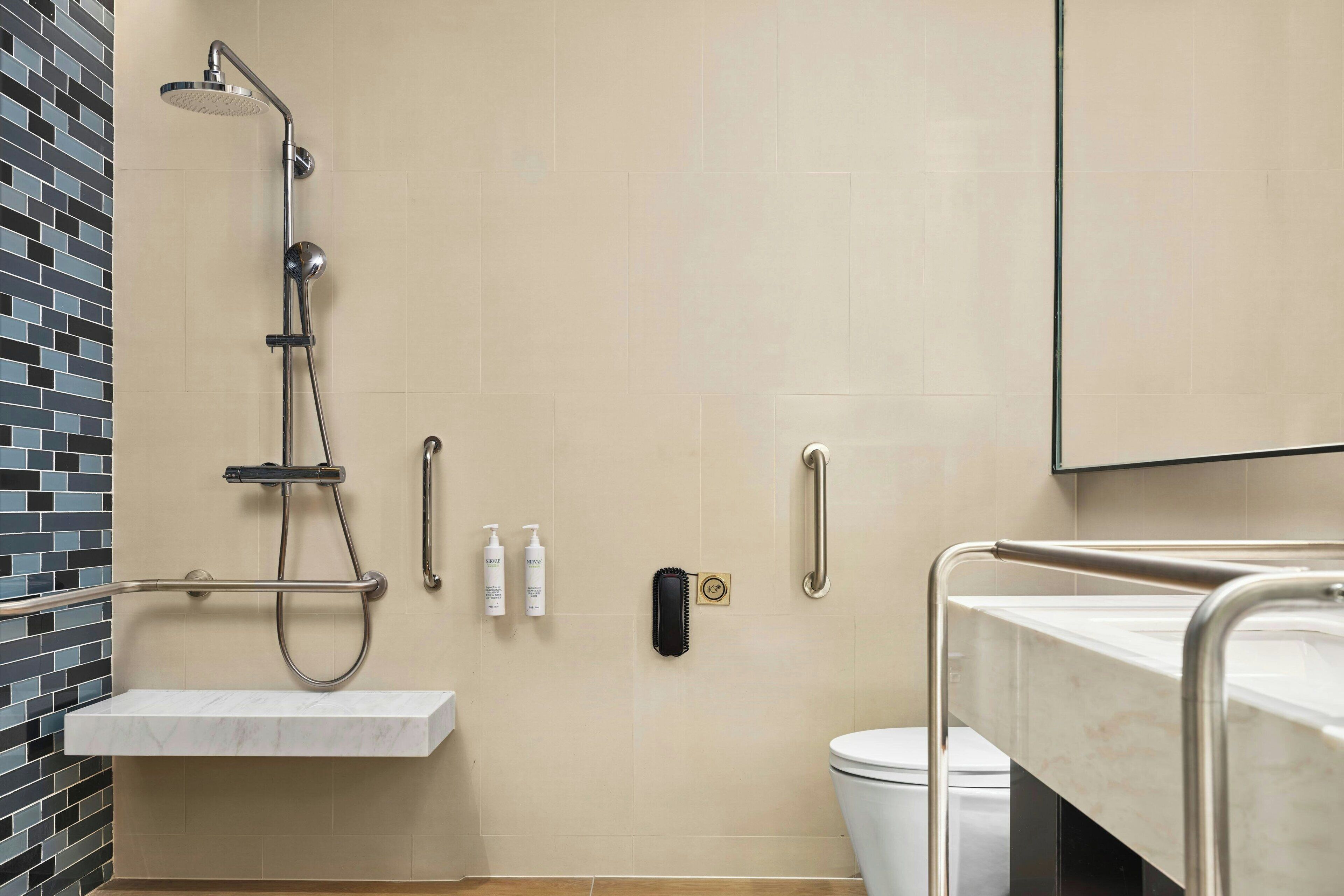 Un baño con ducha, inodoro y lavabo.