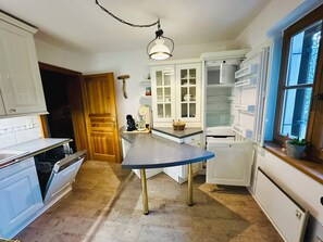 ثلاجة، فرن، موقد طهي مسطح، غسالة أطباق