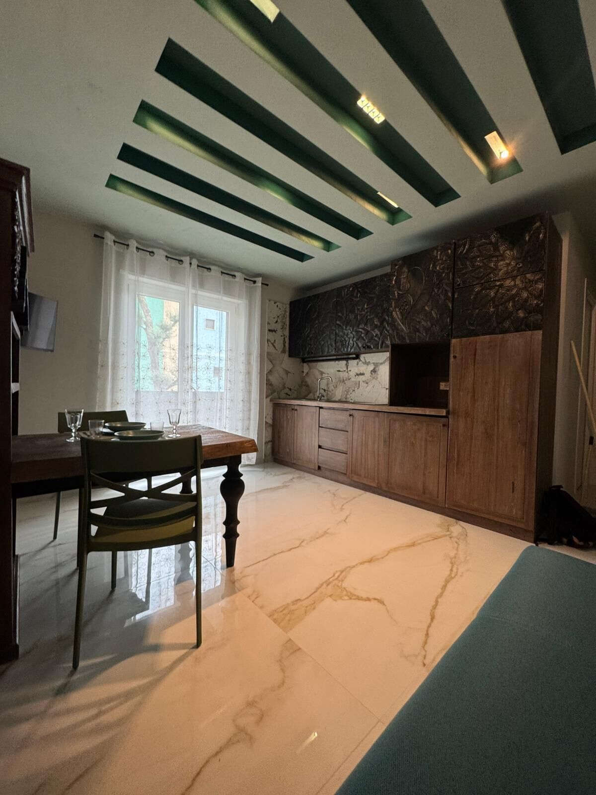 Frigorífico, horno, placa de cocina y utensilios de cocina