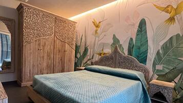 Laptop workspace, free WiFi