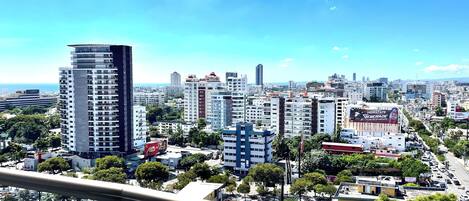 Departamento Deluxe, balcón, vista a la ciudad | Balcón