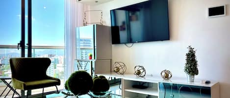 Leilighet – deluxe, balkong, byutsikt | Oppholdsområde | En 55-tommers LED-TV med digitale kanaler