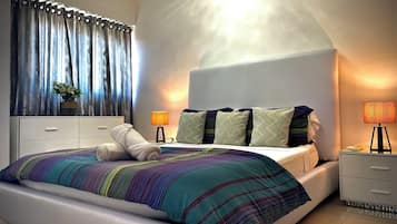 Deluxe-Apartment, Balkon, Stadtblick | Bügeleisen/Bügelbrett, kostenloses WLAN