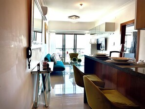 Apartamento Deluxe, balcón, vistas a la ciudad | Zona de estar | Televisión LED de 55 pulgadas con canales digitales